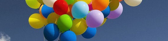 foto-van-een-vrouw-met-een-grote-tros-ballonnen