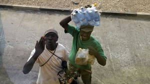 Lieve mensen in Malawi. Niets kopen, toch kusjes!