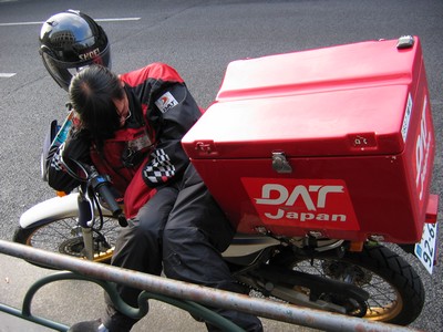 Op de scooter